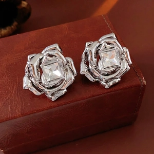 Boucles d'oreilles rose argentée avec zircon carré sur texture en cuir marron