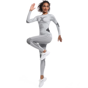 Détail d'un body de sport sans couture gris avec lignes de contour noires et texture nid d'abeille