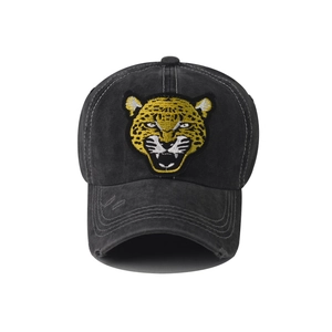 Zwarte vintage baseballpet met luipaardborduursel en details met gerafelde randen