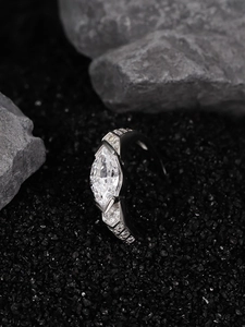 Moissanit 925 Silber Auge des Horus Ring mit Marquise Schliff auf dunklen Steinen