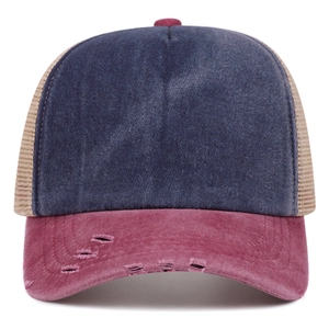 Vintage Trucker Cap mit gewaschener Front und rotem Schirm auf weißem Hintergrund