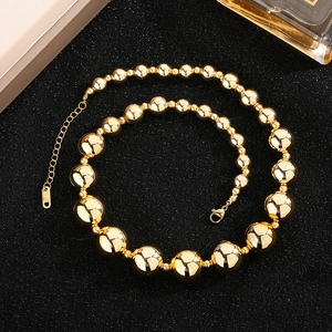 Schicke goldene Perlenkette für Damen mit polierten Kugeln und Karabinerverschluss