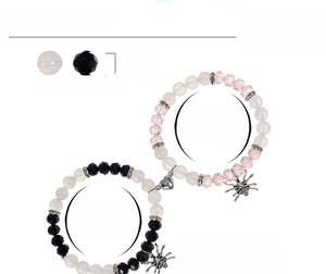 Détail de perles d'opale et de cristal de 8mm avec pendentif araignée et fermoir cœur