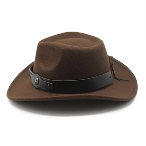 Détail du chapeau de cowboy en laine marron avec bande en cuir et étoiles argentées