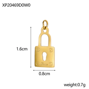 Dettaglio pendente a lucchetto dorato 1,6cm con incisione Love e misure precise