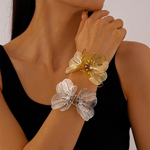 Bracelet manchette ouvert en métal avec motif fleur et strass étincelant pour femmes