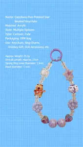 Vue détaillée du porte-clés Capybara en perles violettes avec breloques étoiles.