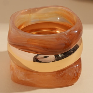 Three-piece acrylic resin bangle set with amber marble texture and gold alloy finish