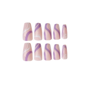 Faux ongles longs coffin rose nude avec motif de vagues fluides violettes et blanches
