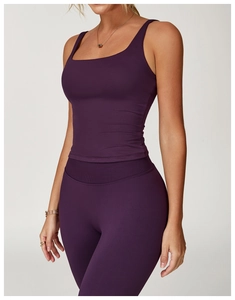 Détail d'un ensemble de yoga violet avec débardeur à col carré et legging taille haute