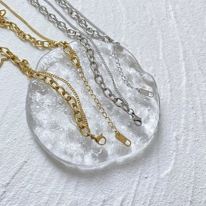 Collier à double chaîne géométrique en acier inoxydable tons or et argent