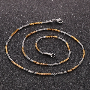 Vue détaillée du collier chaîne serpent bicolore en acier inoxydable or et argent