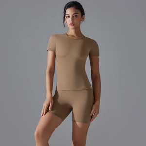 Ensemble de yoga pour femme avec haut à manches courtes et short de cyclisme taille haute