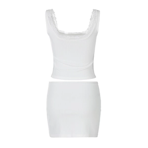 Détail d'un ensemble deux pièces en tricot côtelé blanc avec dentelle à l'encolure