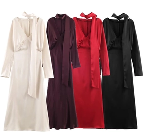 Détails des robes en satin crème, violet foncé, rouge et noir avec décolleté en V profond