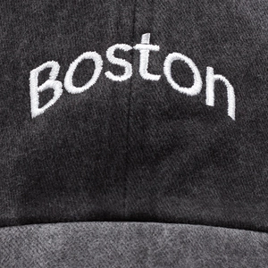 Berretto da baseball grigio scuro lavato con ricamo boston bianco e stile vintage
