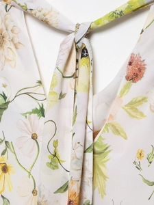 Details aus floralem Chiffonstoff mit Nackenbindung und eleganter fließender Textur