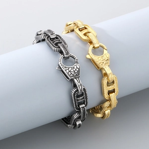 Dettaglio di bracciali punk vintage con chiusure a moschettone decorate in oro e argento