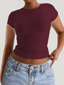 Détail du t-shirt rouge foncé ajusté avec dos nu et texture en tissu doux et soyeux