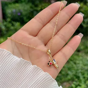 Detail van de 18K vergulde ketting met voetbal- en voetbalschoen hangers