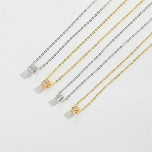 Minimalistische goldene und silberne Halsketten mit Zirkonia-Zylinderanhängern auf Weiß