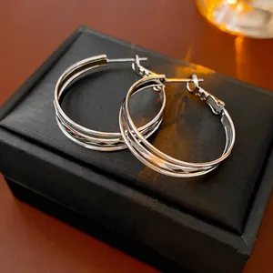 Boucles d'oreilles créoles multicouches argentées avec design en fils diamantés