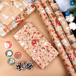 Set di carta da regalo di Natale in kraft marrone con stampe festive e adesivi