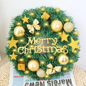 Couronne de Noël en PVC avec ornements dorés et lumières LED chaudes pour décoration murale