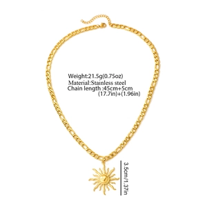 Vue détaillée du pendentif tournesol doré avec chaîne Figaro en acier inoxydable