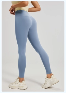 Détail du legging de yoga bleu à taille haute montrant l'effet liftant et la ligne de hanche