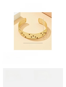 Guide des dimensions pour bracelet manchette doré ajustable avec points noirs géométriques