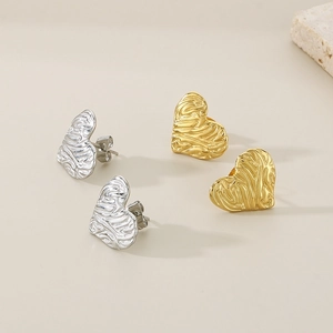 Orecchini a lobo a cuore con texture increspata in oro e argento stile moderno