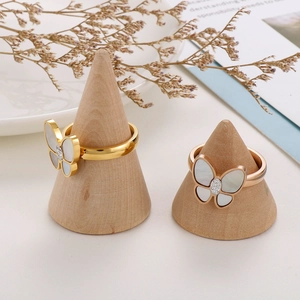 Detailansicht der Schmetterlingsringe mit Perlmutt in Gold und Roségold Optik