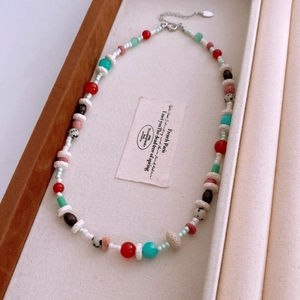 Dettaglio macro della collana di perline multicolori con texture in pietra lavica