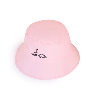 Détail d'un chapeau bob en coton rose avec broderie dinosaure pour la protection solaire