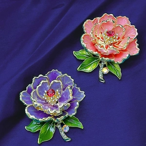 Broches élégantes en pivoine émaillée rose et violette avec placage à l'or et cristaux