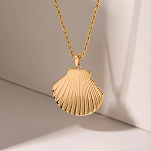 Collier en acier inoxydable plaqué or 18 carats avec pendentif coquillage sur chaîne torsadée