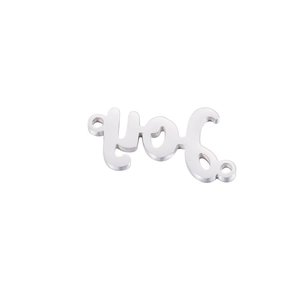 Gros plan d'un pendentif lettre joy en acier poli miroir pour bijoux DIY