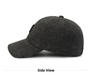 Vista laterale del cappello baseball grigio scuro con texture a maglia e logo nero