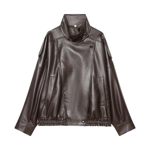 Détail de la veste motard en simili cuir marron foncé avec texture grainée et col montant
