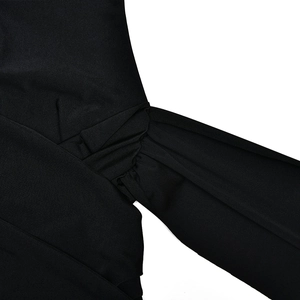 Détail du nœud et texture du tissu tissé sur une robe noire sans manches