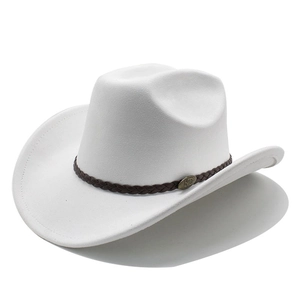 Detail eines weißen Filz-Cowboyhutes mit braunem Lederband und Metall-Schnalle