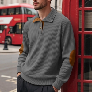 Polo en maille grise pour hommes avec coudières marron et texture côtelée élégante