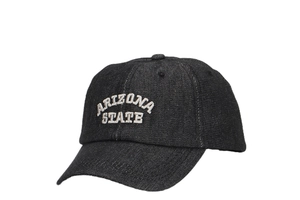 Détail de la broderie blanche Arizona State sur une casquette de baseball en denim noir