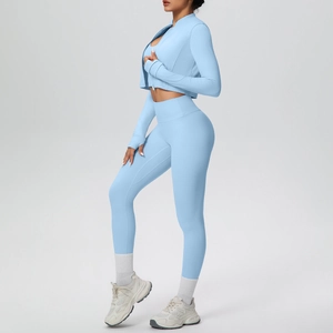 Completo fitness 3 pezzi azzurro con giacca zip, reggiseno sportivo e leggings yoga vita alta