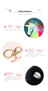 Detalle del llavero de unicornio con purpurina colorida con encaje y pompón de peluche