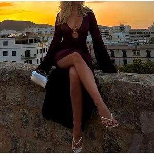 Vestido playero de ganchillo morado oscuro con cuello en V, anillo dorado y abertura alta