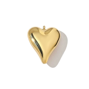 Vue détaillée du pendentif cœur 3D plaqué or avec finition miroir polie et brillante