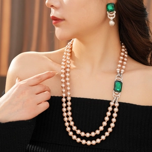 Collana di perle a due strati con gemme verdi taglio smeraldo e orecchini coordinati