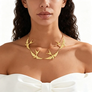 Goldene Schwalben-Halskette für Damen an einem Modell im minimalistischen Stil